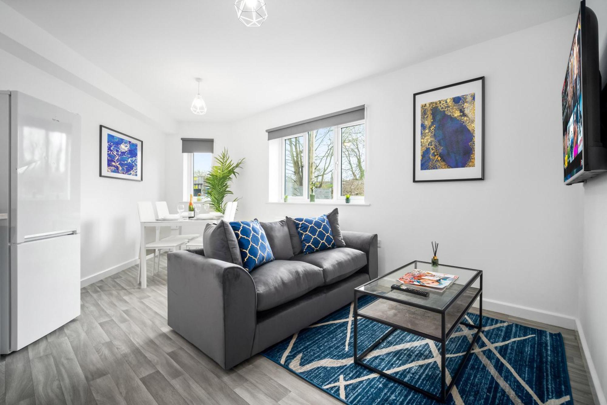2 Bedroom - Private Parking - Wifi - Netflix - Rated - 51c Apartment *