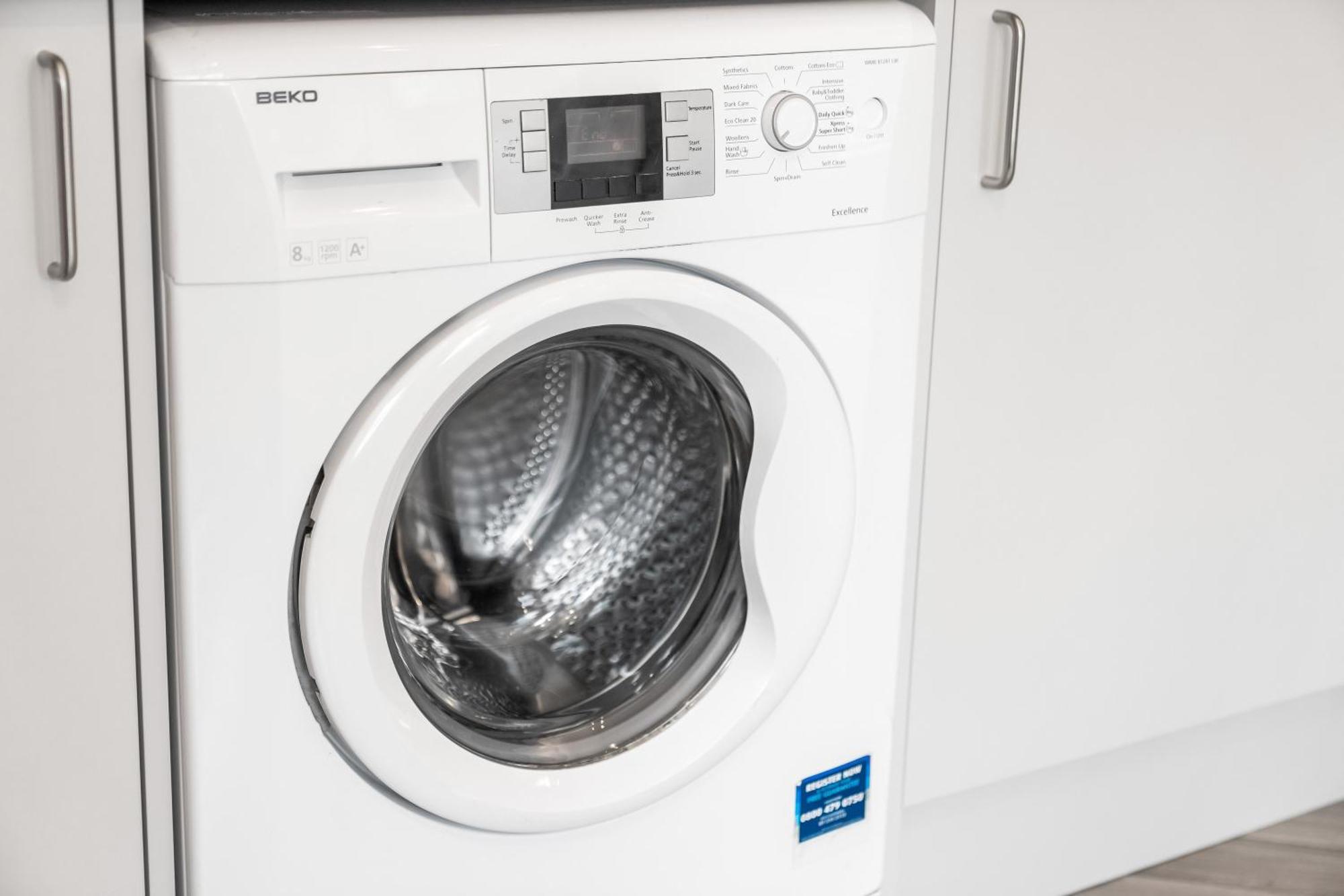 2 Bedroom - Private Parking - Wifi - Netflix - Rated - 51c Apartment
