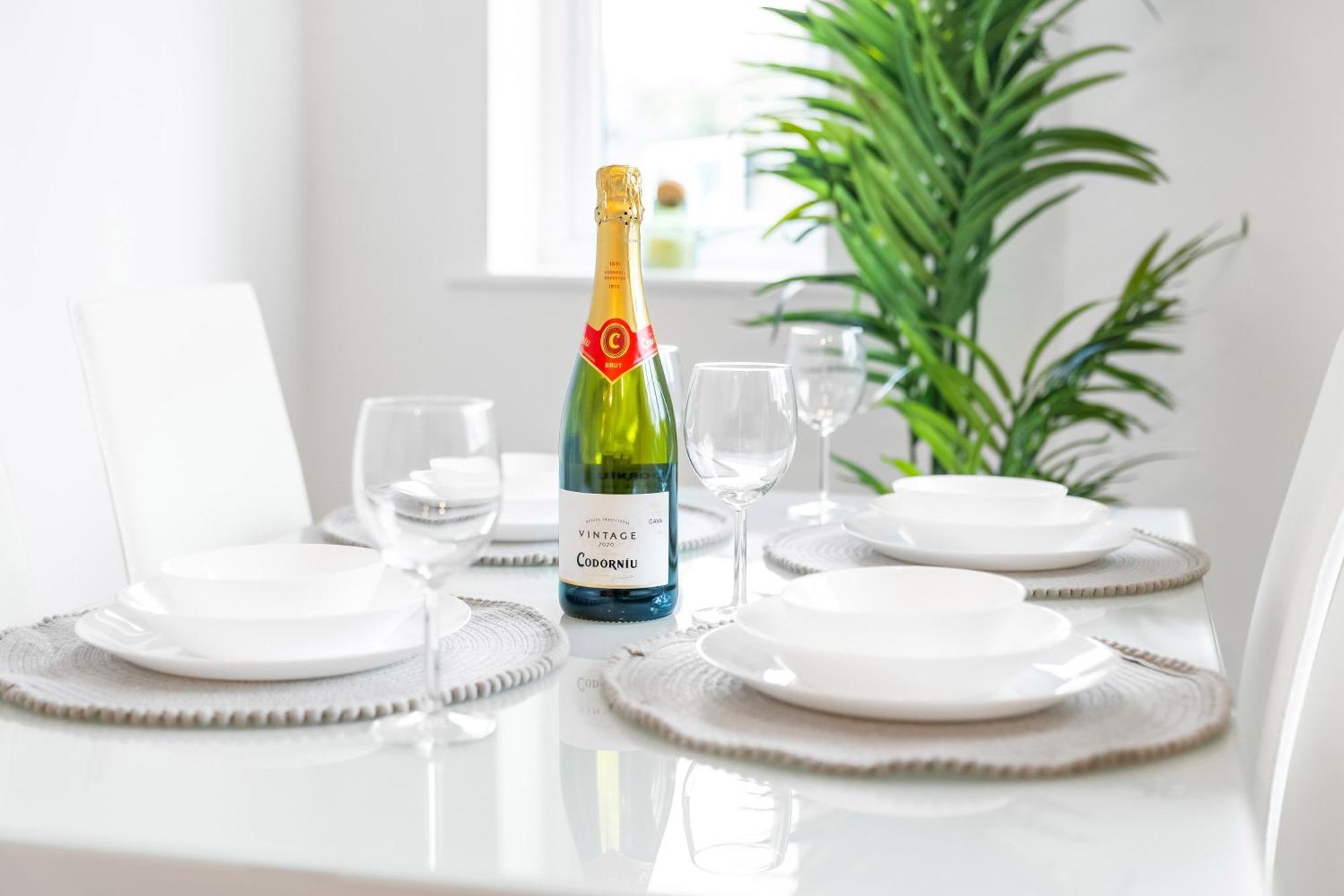 2 Bedroom - Private Parking - Wifi - Netflix - Rated - 51c Apartment