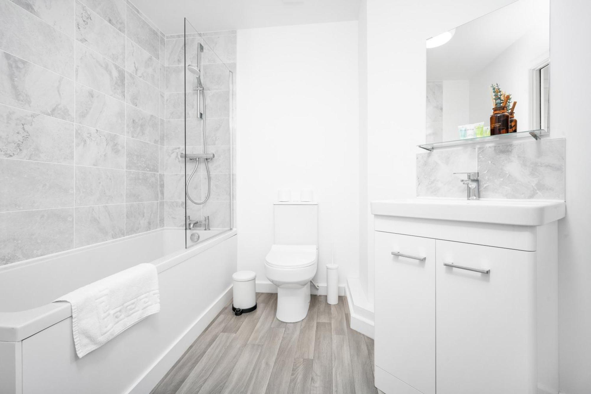 2 Bedroom - Private Parking - Wifi - Netflix - Rated - 51c Apartment Cradley Heath